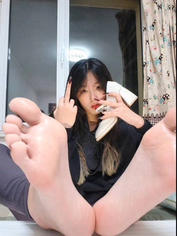 Christophe5fdz's tweet photo. 喜欢大骚脚吗？踩死你个小狗 #反差 #女大 #足控 https://t.co/c0t0269iBa