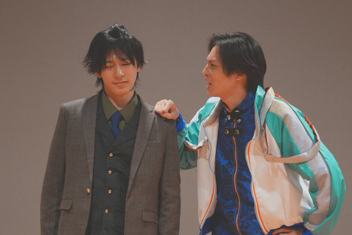 TimesDaisy's tweet photo. ┏━━━━━━┓
　  #舞台AIBy 
     稽古場通信⿻
┗━━━━━━┛

内田お悩み相談所所長・AIに詳しく、島民から頼りにされている 内田怜維と、そのAIBy・冷静沈着な仕事人だが、常に朗らかなユウ🦋

お互いの信頼関係が端々に感じられる一方で、それぞれの想いが交錯し──

この2人が見ているもの、辿り着く先。
舞台｢AIBy｣、間もなく開演です！⿻*.

▼HP
https://t.co/rXRwhiQlyU
🎫ご予約
https://t.co/JN2jm5Urqj

スチール撮影:高岡裕貴