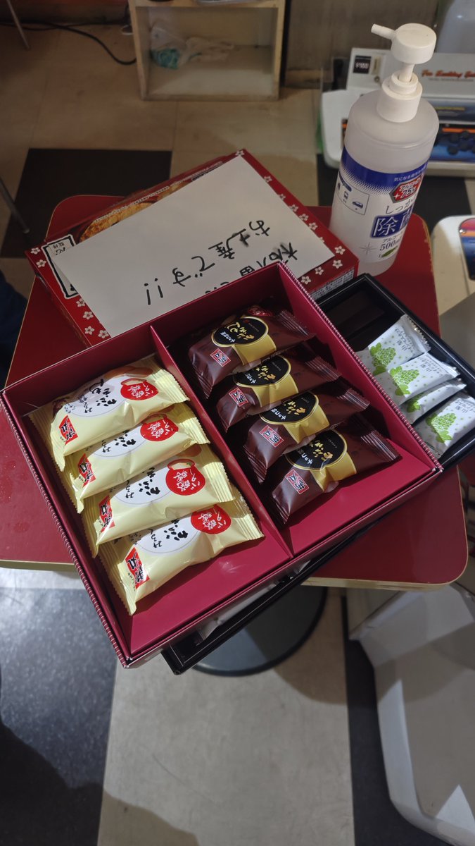 DIGI_'s tweet photo. 北斗勢差し入れコーナーできてた
#AC北斗の拳 https://t.co/zfXNEFujrt