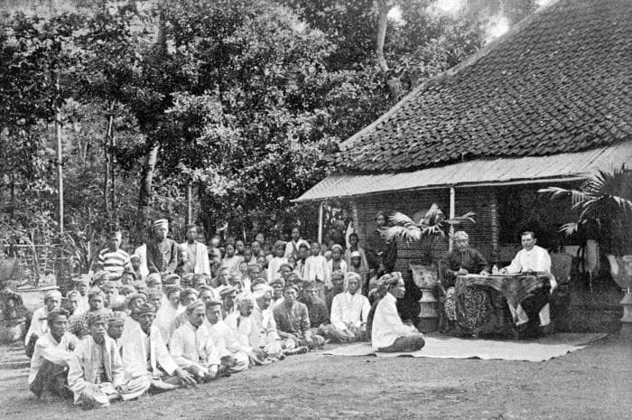 BazarinaS75320's tweet photo. Suasana pemilihan Kepala Desa di era Hindia Belanda

"Pemilihan kepala desa di Indonesia. Di atas tikar duduk kedua calon, sedangkan di meja duduk controleur (pejabat pengawas pemerintah kolonial) dan kepala distrik (wedono).”

Foto Tropenmuseum TMnr 10001371 https://t.co/0yWM6VMjos