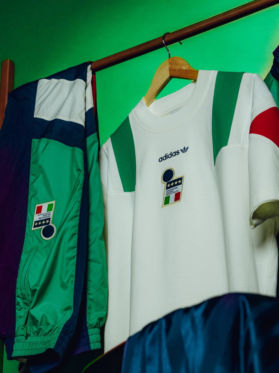Azzurri's tweet photo. Old-school crest. Four-stars status ⭐️⭐️⭐️⭐️
Italian football heritage, reissued in EQT style 📎

@adidasfootball https://t.co/jxYpRrWhtQ