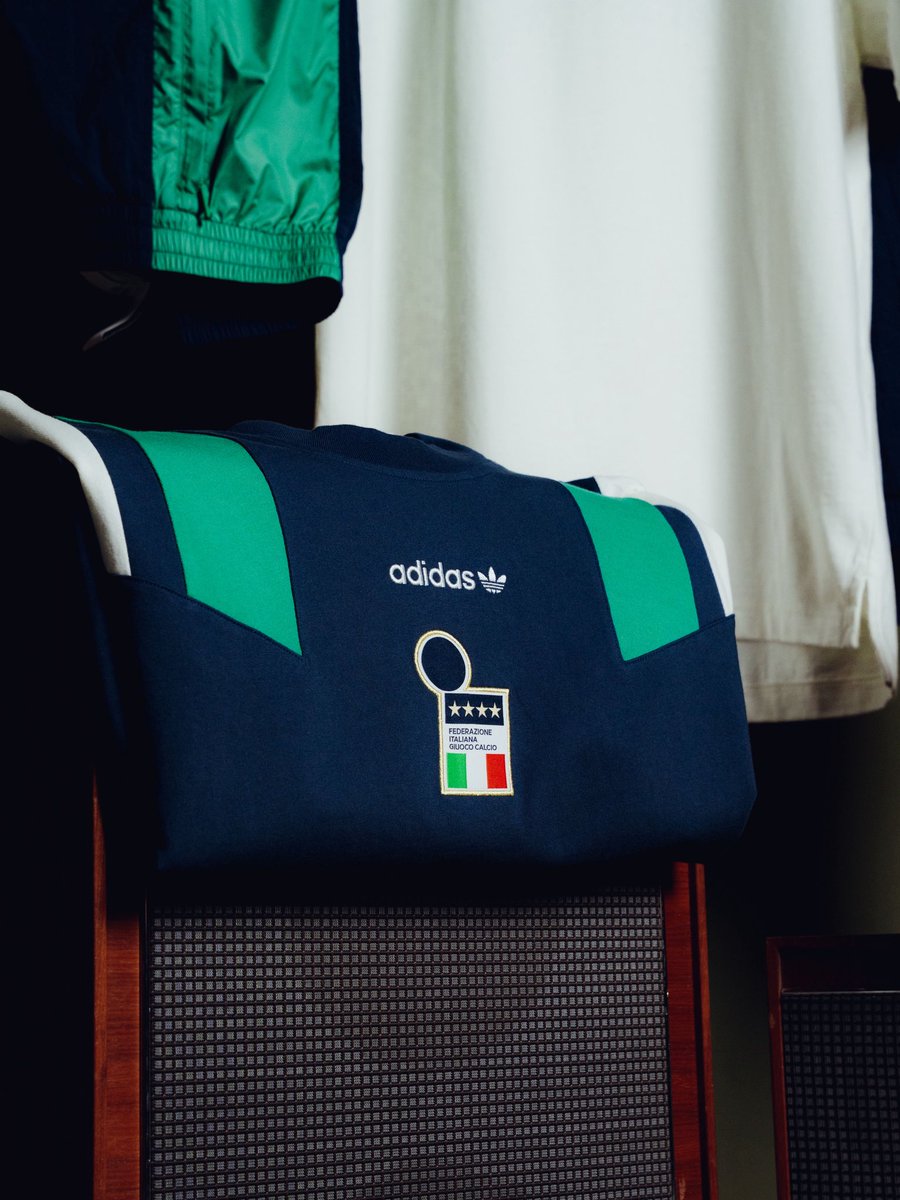 Azzurri's tweet photo. Old-school crest. Four-stars status ⭐️⭐️⭐️⭐️
Italian football heritage, reissued in EQT style 📎

@adidasfootball https://t.co/jxYpRrWhtQ
