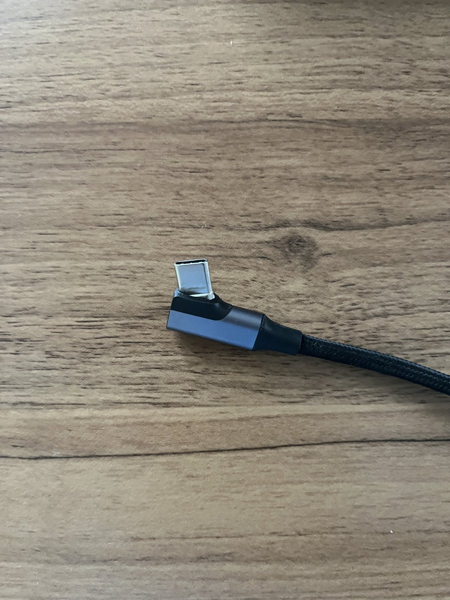 JunJun_0706's tweet photo. シルバーウィーク3日目の朝、2歳息子が仕事部屋に侵入。Mac miniとモニターをつなぐケーブルを引っ張られました。

本体の落下はなんとか免れたものの、宙ぶらりんになったケーブルの先はこの通りグニャリ…。

「これ以上仕事するな」のサインですね。
ちょうど今日から熊本の実家で、明日は阿蘇へ。 https://t.co/CGooGgJ6sf