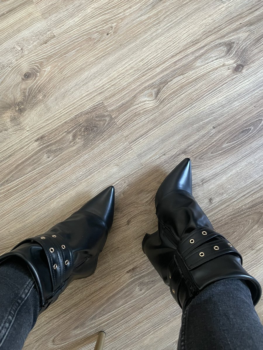 midnightlace5's tweet photo. Melduj się z kodem prosto pod moje stopki psie 👸🏼

#findom femdom blik dojenie mistress humanatm https://t.co/6FGcfPDhhr
