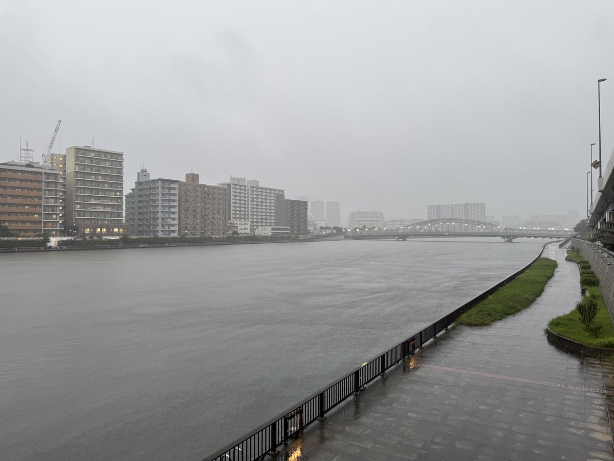 sumiapcom's tweet photo. 隅田川、17時ごろ、白髭橋あたりの様子です。

#台風２５号 #台風 #台風25号 #墨田区 #隅田川 https://t.co/6KsCAThKvZ