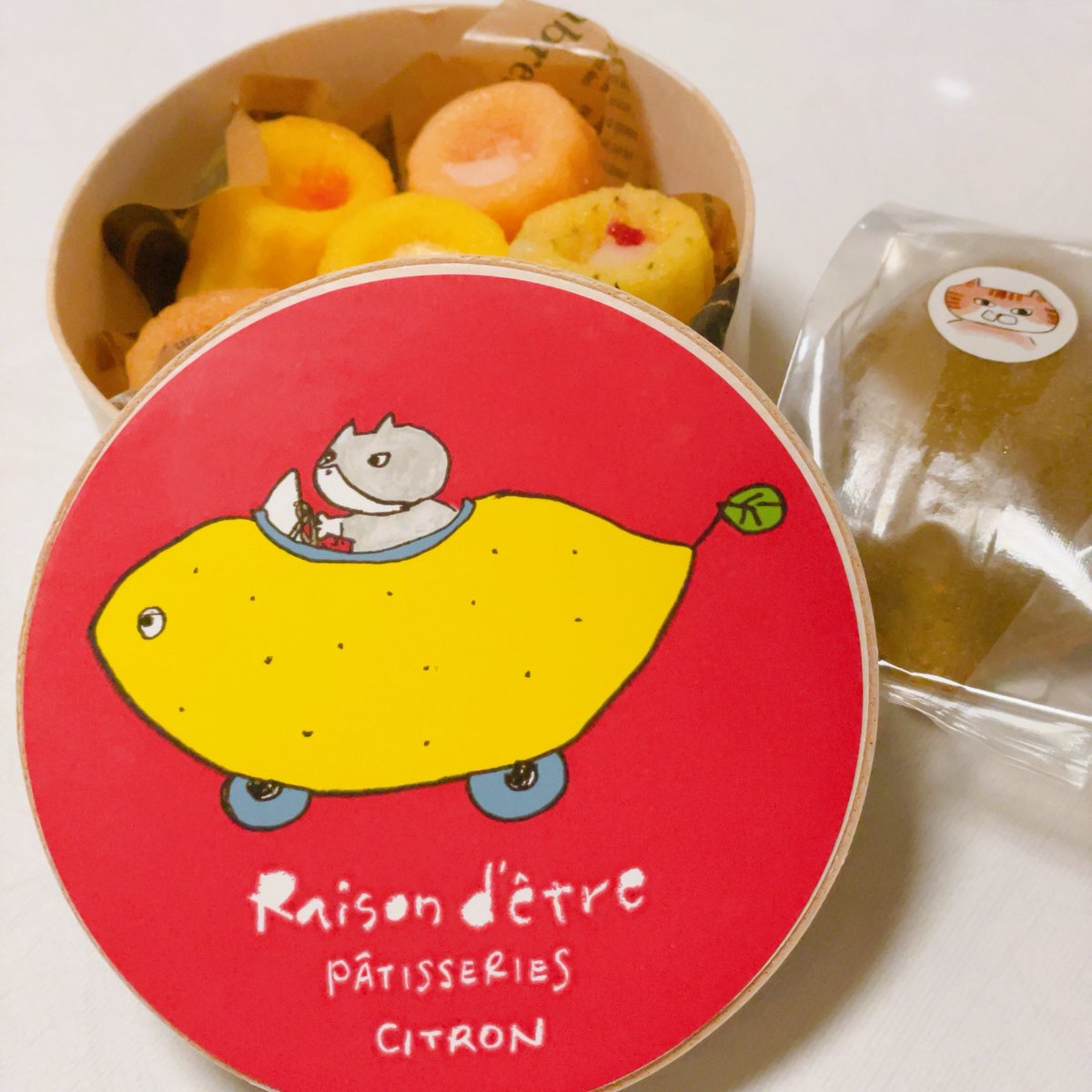 NPNG114's tweet photo. 今日のおやつは、先日購入したレゾンデートルさんのレモンケーキとカヌレ型レモンケーキ🍋
レモンケーキ7種類あって悩んだところ、カヌレ型レモンケーキと種類被っていたので色々食べてみたくてこちらに笑 https://t.co/1QqJQLpwGy