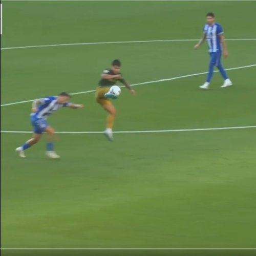 ChemaGolBetis's tweet photo. @MPlusDeportes El Cucho llega un metro antes al balón, el otro jugador mete la cabeza mucho después. No es una disputa de balón como dice el del VAR. La pregunta es si existiría este debate si fuese un jugador del Barsa o del Madrid... https://t.co/UwdjIONNEm
