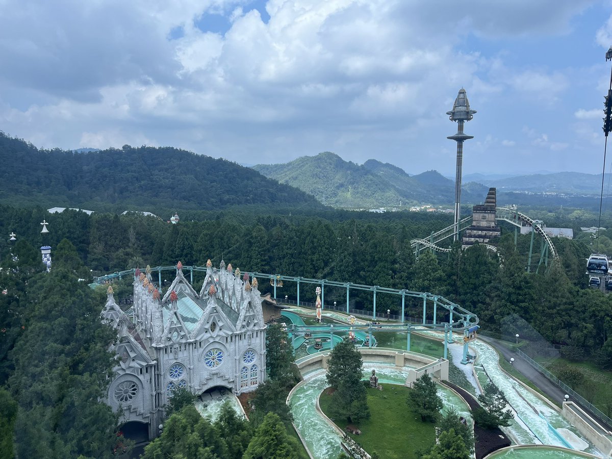 pinmath1's tweet photo. 大學朋友公司員工旅遊
一個人可以帶三個人
每個人都有免費的遊覽車和遊樂園門票
還有另外送電影票和伴手禮

久違的來遊樂園玩
以前都不敢坐那些刺激的遊樂設施
這次第一次嘗試了雲霄飛車
還玩了幽浮跟各種滑水道

意外的還不錯
可以感受到自己的心跳
刺激感帶來了很多活著的實感 https://t.co/Md1415m156