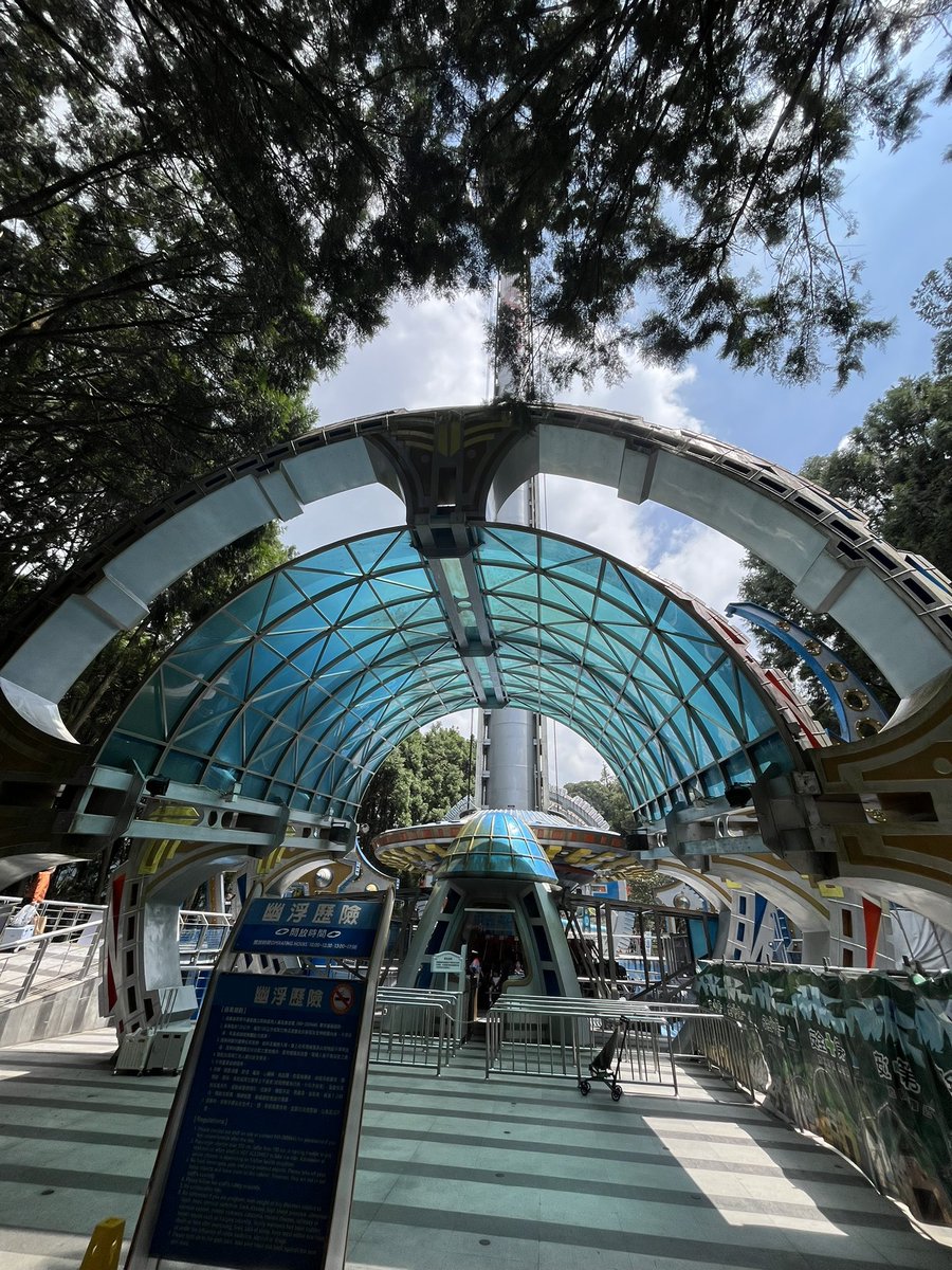 pinmath1's tweet photo. 大學朋友公司員工旅遊
一個人可以帶三個人
每個人都有免費的遊覽車和遊樂園門票
還有另外送電影票和伴手禮

久違的來遊樂園玩
以前都不敢坐那些刺激的遊樂設施
這次第一次嘗試了雲霄飛車
還玩了幽浮跟各種滑水道

意外的還不錯
可以感受到自己的心跳
刺激感帶來了很多活著的實感 https://t.co/Md1415m156
