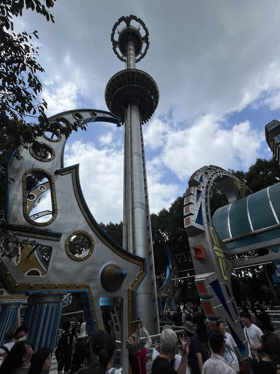 pinmath1's tweet photo. 大學朋友公司員工旅遊
一個人可以帶三個人
每個人都有免費的遊覽車和遊樂園門票
還有另外送電影票和伴手禮

久違的來遊樂園玩
以前都不敢坐那些刺激的遊樂設施
這次第一次嘗試了雲霄飛車
還玩了幽浮跟各種滑水道

意外的還不錯
可以感受到自己的心跳
刺激感帶來了很多活著的實感 https://t.co/Md1415m156
