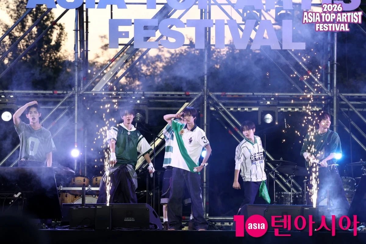 Spain_KickFlip's tweet photo. Articulo que ha publicado Ten Asia de @kickflip_jype en el ATA Festival títulado:

JYP la volvió a hacer… Un KickFlip en el que se escuchaba hasta la respiración, demostrando ser una "potencia del directo" [ATA Friends]

🔗https://t.co/uiePvEiEcD

 #ATAFESTIVAL #킥플립 #KickFlip https://t.co/Wup9uhhRiE