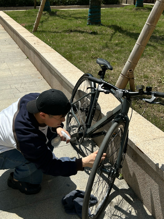 ReniHasan3's tweet photo. A stranger noticed my bike had a flat tire and stopped to help fix it, no questions asked—small acts that make your day. https://t.co/zzEi20vu8Z