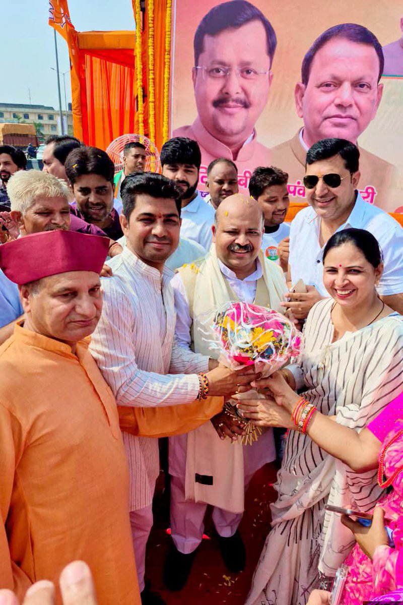 Usha_Ch_BJP's tweet photo. विश्व की सबसे बड़ी राजनीतिक पार्टी, भारतीय जनता पार्टी के राष्ट्रीय अध्यक्ष माननीय श्री @NitinNabin  जी के प्रथम आगमन महानगर गाजियाबाद भाजपा में अध्यक्ष श्री @MayankGoyal जी के नेतृत्व में हार्दिक स्वागत एवं अभिनंदन करने का सौभाग्य प्राप्त हुआ। https://t.co/ockFDgiTPC