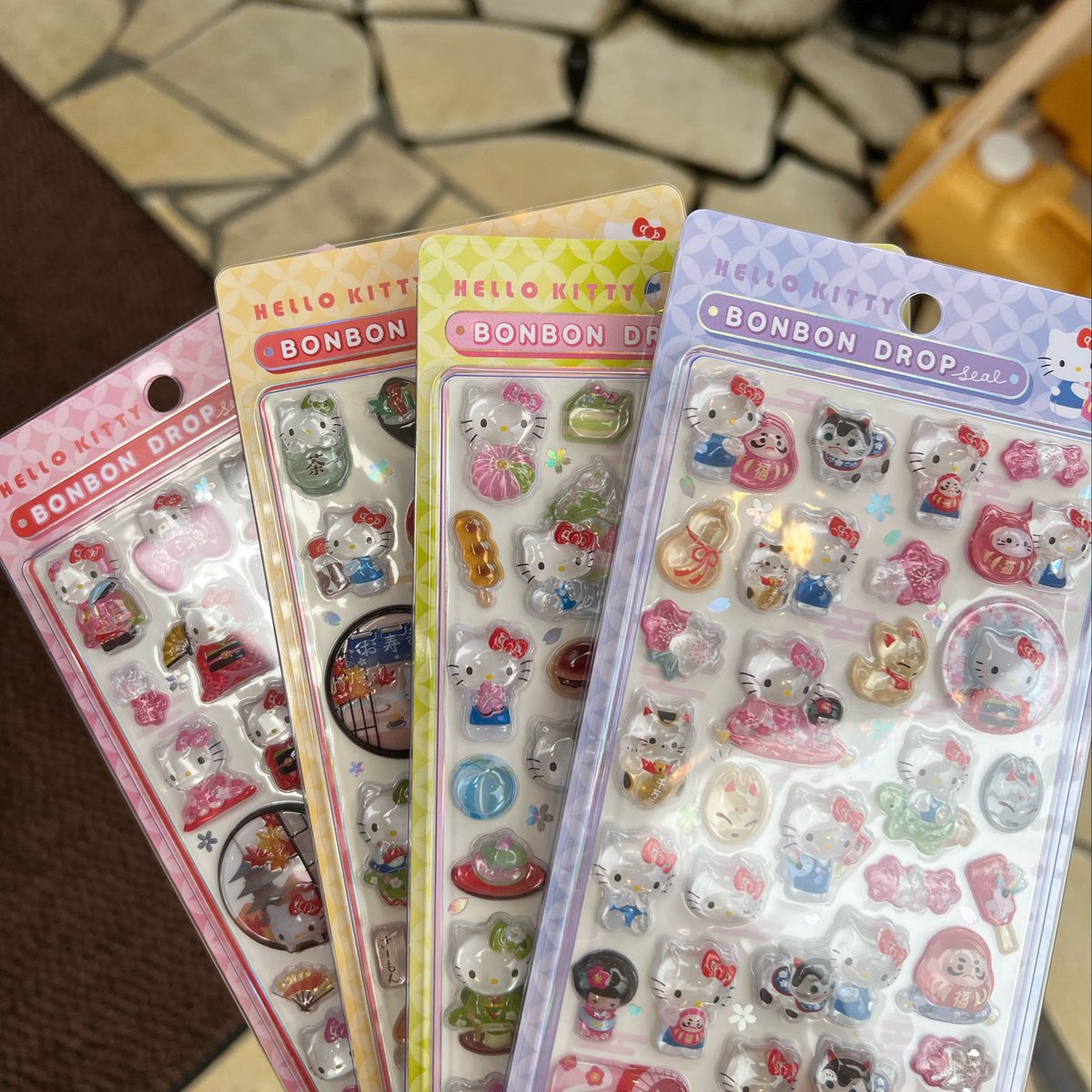 utacci's tweet photo. マイメロ派だけど、和柄キティちゃんがかわいくて買ってしまった！お団子とか金平糖もかわいい。 https://t.co/BCpf48QgJc
