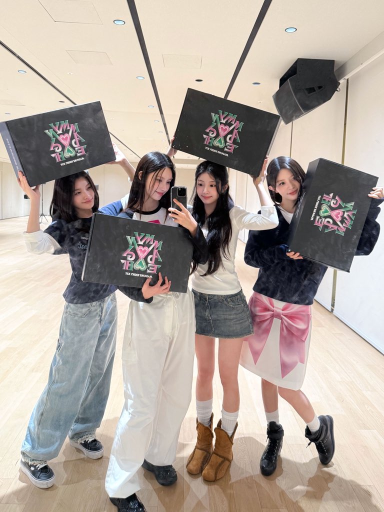 ILLIT_twt's tweet photo. #LE_SSERAFIM Made My Night💫🖤

#ILLIT #아일릿 https://t.co/WIQQblij8P