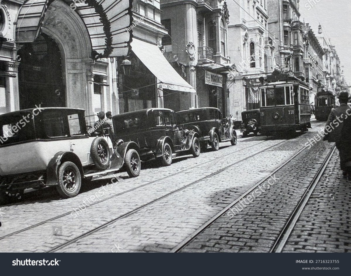 Krasaki_Tsou's tweet photo. Χριστούγεννα 1942: το Βαρλίκ Βεργκισί και η οικονομική εξόντωση των Ελλήνων της Πόλης.

Δώδεκα χρόνια μετά το Ελληνοτουρκικό Σύμφωνο Φιλίας του 1930, και ενώ η Ελλάδα λιμοκτονούσε υπό ναζιστική Κατοχή, η τουρκική πολιτεία επέβαλε στους μη μουσουλμάνους της Κωνσταντινούπολης έναν «έκτακτο φόρο περιουσίας» που δεν ήταν φορολογία. Ήταν μηχανισμός κατάσχεσης, χρεοκοπίας και εκτόπισης.
Οι κατάλογοι βγήκαν τις παραμονές των Χριστουγέννων του 1942. Το όνομα του νόμου έμεινε στην ιστορία ως Varlık Vergisi — Βαρλίκ Βεργκισί, το «βαρλίκι» των Πολίτικων.

Τον Ιούνιο του 1941 η Τουρκία υπέγραψε Σύμφωνο Φιλίας με τη ναζιστική Γερμανία. Ακολούθησε εμπορική διευθέτηση για την προμήθεια χρωμίου, μετάλλου κρίσιμου για την πολεμική βιομηχανία. Η Άγκυρα διατηρούσε επιτήδεια ουδετερότητα. Η Ελλάδα βρισκόταν ήδη σε πόλεμο. Ο κόσμος ήταν απασχολημένος αλλού.
Σε αυτό το πλαίσιο εντάσσεται και το πρώτο βήμα: τον Μάιο του 1941 κηρύχθηκε επιστράτευση μη μουσουλμάνων ανδρών 20 έως 45 ετών, οι λεγόμενες «Είκοσι Κλάσεις». Δεν πήραν όπλα. Οδηγήθηκαν σε καταναγκαστικά έργα στην Ανατολία. Οι οικογενειακές επιχειρήσεις έμειναν χωρίς τους ανθρώπους που τις κρατούσαν όρθιες.
Ο πρόεδρος Ισμέτ Ινονού και ο πρωθυπουργός Σουκρού Σαράτσογλου προχώρησαν στο δεύτερο, αποφασιστικότερο μέτρο: έναν φόρο τόσο εξωφρενικό, ώστε όσοι δεν μπορούσαν να τον πληρώσουν να χάσουν την περιουσία τους και, αν χρειαζόταν, να σταλούν σε στρατόπεδα εργασίας.

Στις 11 Νοεμβρίου 1942 η τουρκική Εθνοσυνέλευση ψήφισε τον νόμο 4305. Την επομένη δημοσιεύτηκε στην Εφημερίδα της Κυβερνήσεως. Επίσημα παρουσιαζόταν ως έκτακτη εισφορά στα «υπερβολικά κέρδη του πολέμου». Στην εφαρμογή του χώριζε τους υπόχρεους σε κατηγορίες που αποτυπώνονταν στους φακέλους με γράμματα:

M: μουσουλμάνοι
G: μη μουσουλμάνοι — Έλληνες, Αρμένιοι, Εβραίοι
D: ντονμέδες
E: ξένοι υπήκοοι

Οι επιτροπές που όριζαν τα ποσά ήταν εξ ολοκλήρου μουσουλμανικές. Έφεση δεν προβλεπόταν. Η προθεσμία ήταν δεκαπέντε ημέρες. Καθυστέρηση σήμαινε πρόστιμο. Μετά τον μήνα ερχόταν κατάσχεση και εκτόπιση.
Τα ποσοστά που έχουν καταγραφεί στη βιβλιογραφία δείχνουν το μέγεθος της διάκρισης: στους Αρμενίους περίπου 232% της εκτιμώμενης περιουσίας, στους Εβραίους 179%, στους Έλληνες 156%, στους μουσουλμάνους κάτω από 5%. Το συντριπτικό μέρος του βεβαιωθέντος φόρου — περί το 87% — έπεσε στους μη μουσουλμάνους.

Ο τότε έφορος Κωνσταντινούπολης Φαΐκ Οκτέ, στο βιβλίο του Varlık Vergisi Faciası («Η συμφορά του φόρου περιουσίας»), περιγράφει πώς γινόταν η «εκτίμηση». Άνοιγε ο φάκελος, βεβαιωνόταν θρήσκευμα και καταγωγή, και ακολουθούσε διάλογος του τύπου:
«Πόσο θα πληρώσει αυτός;
— 500.000 λίρες.
— Όχι, ένα εκατομμύριο.
— Πες ένα ενδιάμεσο να τελειώνουμε.»

Το παράδειγμα που ο ίδιος παραθέτει είναι αποκαλυπτικό: στο ίδιο τετράγωνο, μικρό κατάστημα χριστιανού με φόρο 5.000 λιρών· διπλανό μουσουλμανικό με φόρο 5 λιρών.

Οι κατάλογοι τοιχοκολλήθηκαν στα μέσα Δεκεμβρίου 1942. Η μειονότητα γέμισε τις εφημερίδες με αγγελίες πώλησης. Εργοστάσια, στοές, πολυκατοικίες, σπίτια, μαγαζιά και οικόπεδα βγήκαν στην αγορά μέσα σε πανικό. Οι τιμές κατρακύλησαν. Περιουσίες άλλαξαν χέρια «για ένα κομμάτι ψωμί». Αγοραστές ήταν, σε μεγάλο βαθμό, μουσουλμάνοι ιδιώτες και κρατικοί φορείς.

Όσοι δεν εξόφλησαν είδαν τα ονόματά τους στις εφημερίδες από τις αρχές Ιανουαρίου 1943. Η ακίνητη περιουσία κατάσχονταν. Οι ίδιοι οδηγούνταν σε καταναγκαστική εργασία.
Από τις 27 Ιανουαρίου 1943 ξεκίνησαν οι αποστολές στο Ασκάλε της Ερζερούμ — περιοχή που οι ίδιοι οι εκτοπισμένοι αποκαλούσαν «Σιβηρία της Ανατολής». Συνολικά 1.229 μη μουσουλμάνοι από την Πόλη στάλθηκαν εκεί· άλλοι από Σμύρνη και Προύσα συμπλήρωσαν τον αριθμό των εκτοπισμένων. Δούλευαν από τα ξημερώματα ως το βράδυ. Το ημερομίσθιο των δύο λιρών «συμψηφιζόταν» με το χρέος — χρέος που στην πράξη ήταν αδύνατο να ξεπληρωθεί με εργασία μιας ζωής.
Στα στρατόπεδα καταγράφονται 21 θάνατοι. Ο αριθμός είναι μικρότερος από όσα κυκλοφορούν σε ορισμένα λαϊκά κείμενα· δεν μειώνει όμως την ουσία. Όσοι επέστρεψαν ήταν συχνά αγνώριστοι. Οι οικογένειες είχαν ήδη χάσει σπίτια, μαγαζιά και κεφάλαιο.

Τον Σεπτέμβριο του 1943 οι New York Times δημοσίευσαν επικριτικά άρθρα. Η τουρκική Βουλή διέγραψε ανείσπρακτα υπόλοιπα. Τον Δεκέμβριο διαλύθηκαν τα τάγματα εργασίας. Ο νόμος καταργήθηκε οριστικά στις 15 Μαρτίου 1944 — τη στιγμή που ο σοβιετικός στρατός πλησίαζε τα σύνορα της Ρουμανίας και η Άγκυρα είχε κάθε λόγο να σβήσει τα ίχνη μιας πολιτικής που πλέον δεν τη συνέφερε διεθνώς.
Ο Σαράτσογλου το είχε πει καθαρά σε κλειστή συνεδρίαση του κυβερνώντος κόμματος: ο νόμος ήταν και «νόμος επανάστασης»· ευκαιρία να φύγει η αγορά από τα χέρια των «ξένων» και να περάσει σε τουρκικά.

Το Βαρλίκ Βεργκισί δεν ήταν πογκρόμ με μαχαίρια στους δρόμους, όπως τα Σεπτεμβριανά του 1955. Ήταν κάτι πιο ψυχρό: κράτος, εφορία, επιτροπές, εφημερίδες και στρατόπεδα εργασίας που μετέφεραν πλούτο και έσπασαν τον οικονομικό ιστό των Ρωμιών, των Αρμενίων και των Εβραίων της Πόλης.

Το ισχυρότερο είναι το αρχείο: ο νόμος 4305, οι κατάλογοι του Δεκεμβρίου 1942, η μαρτυρία του Οκτέ, οι αριθμοί των εκτοπισμένων και η ημερομηνία κατάργησης — όταν πια το διεθνές ισοζύγιο είχε αλλάξει.