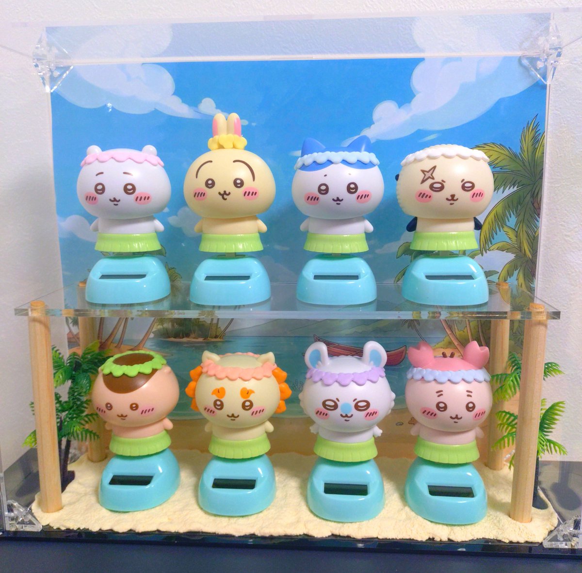 LAGDOOL's tweet photo. ちいかわ　映画のひみつ本が欲しかったから2回目見てきた

アクリルケース届いたからゆらゆらソーラーフィギュア入れたらちょうどよい

＃ちいかわ https://t.co/kgSFCPkvBE