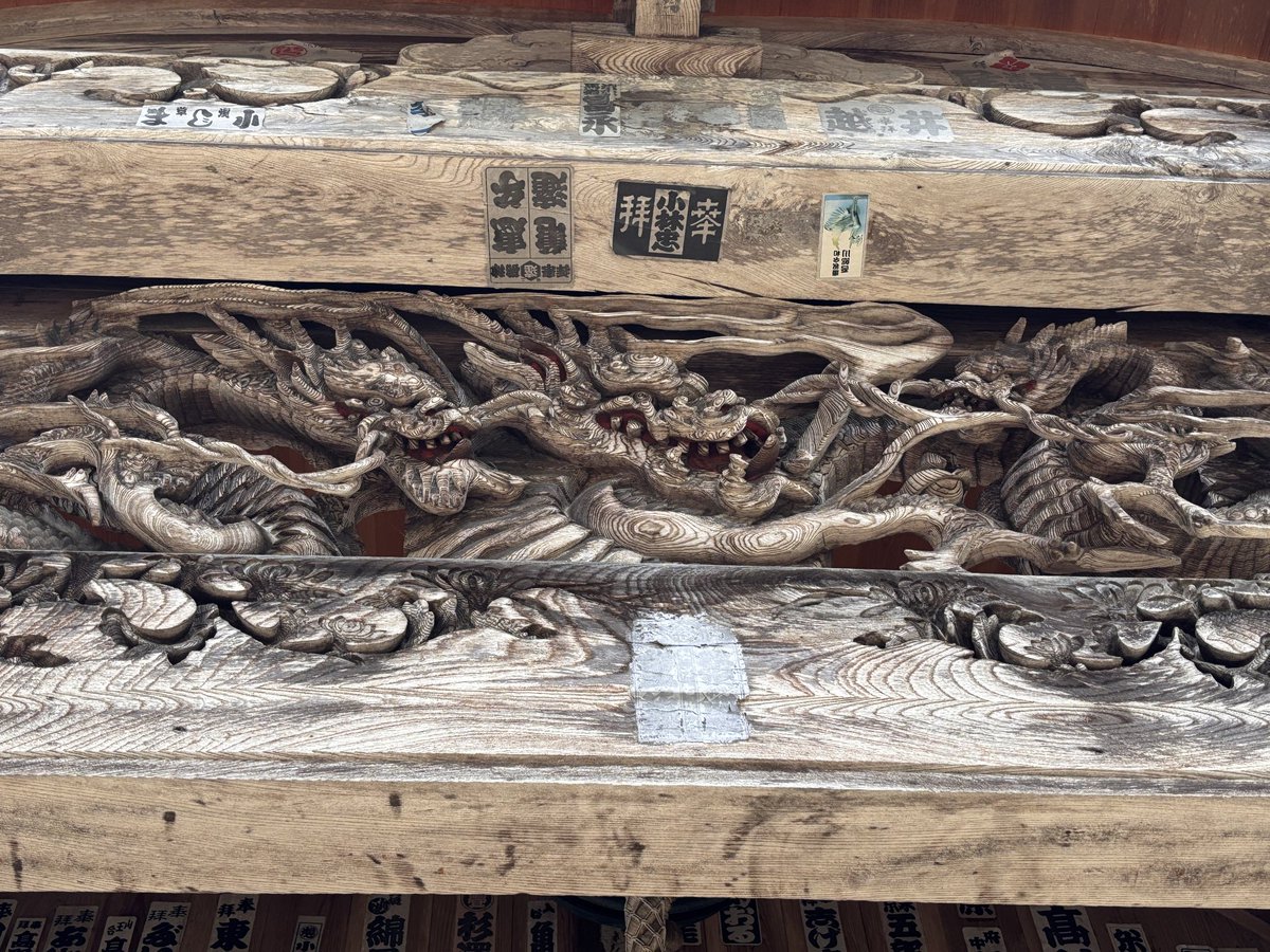 doi38's tweet photo. 古刹も楽しい。六地蔵、赤白帽だと一気に可愛くなるな。湯澤神社の拝殿の彫り物、木目の使い方すごい https://t.co/55BWQDxnI5