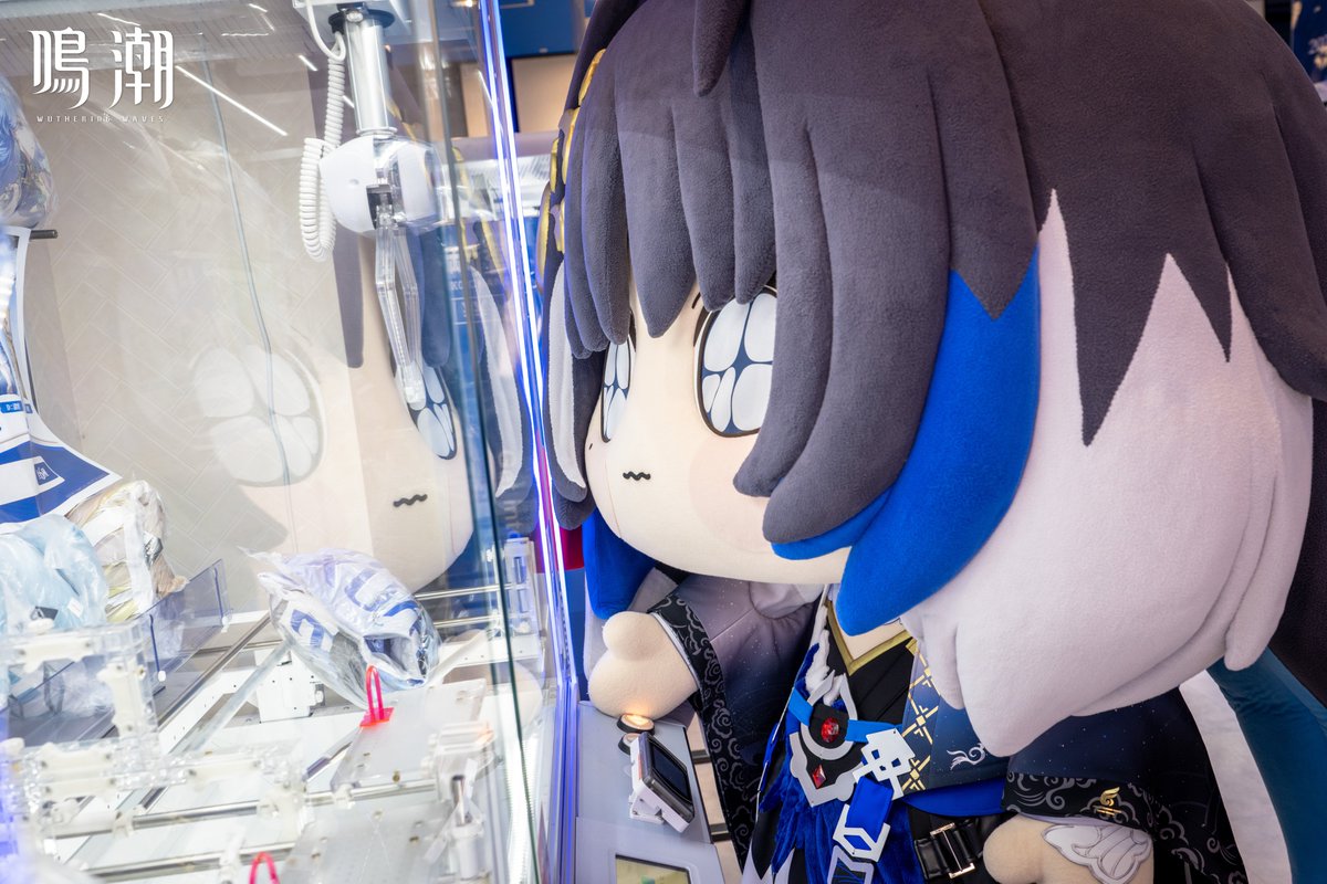 wwdevteam's tweet photo. 秧秧·玄翎の着ぐるみは、クレーンゲーム機の前で何を見ているのかな？
あれが欲しいの……？

それじゃあ、景品をゲットしてあげよう！

#鳴潮 #GiGO #GiGO鳴潮でキャッチ https://t.co/8lmlwbh59X
