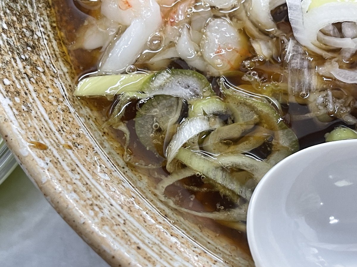 FATNao1's tweet photo. 出汁処覆麺智＠神保町
覆麺ラーメン正油‼️

デフォを食べたかった‼️

分厚い出汁にキレッキレの正油タレ‼️
平日喰らえないオイラにとって限定よりデフォルトなんです‼️
最強に旨い💯😋
最強に美味い💯😋

及川さんの元気なお顔を見れて良き‼️
ご馳走様でした😋😋😋 https://t.co/z8UQCUPgC5