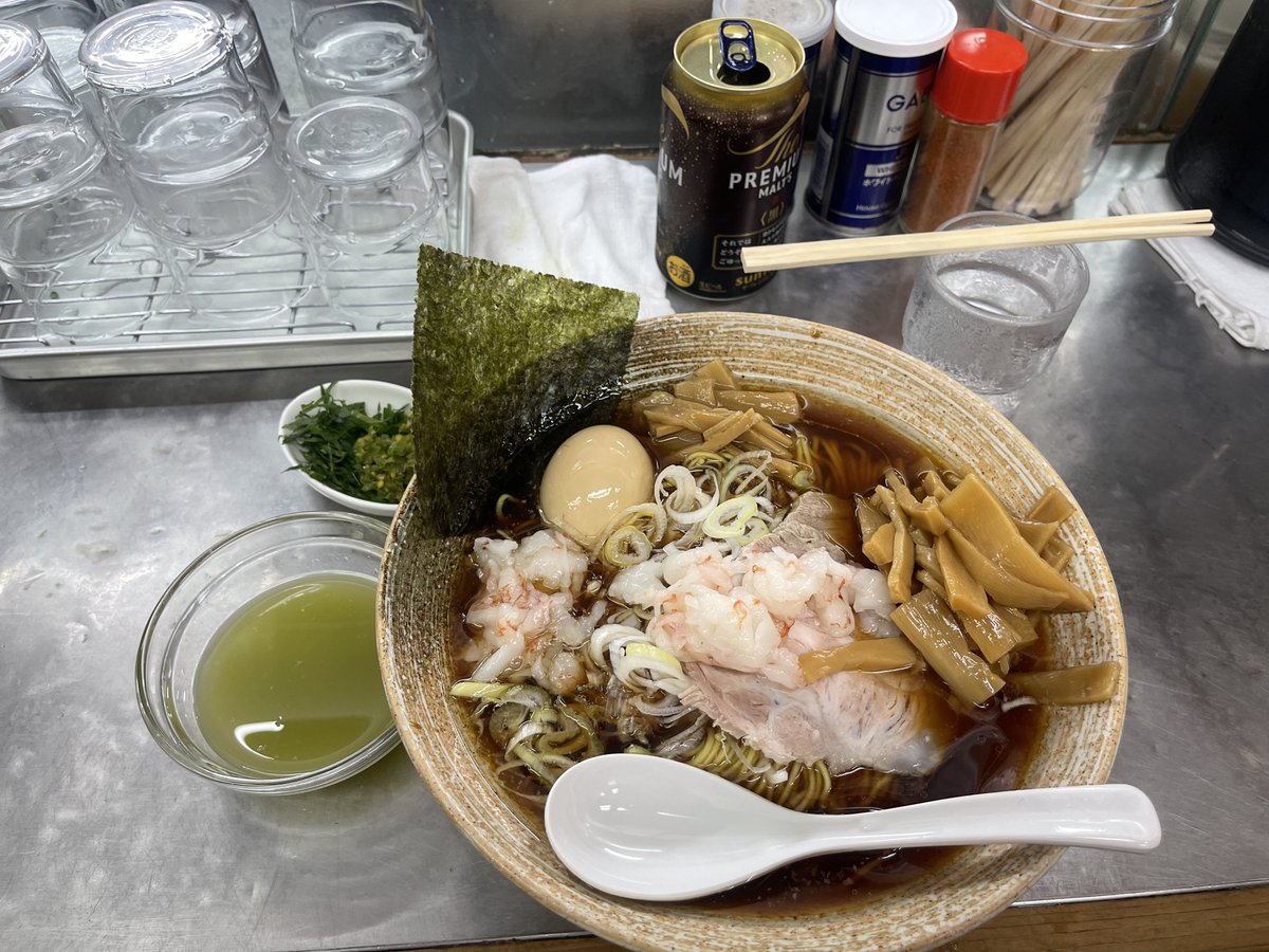 FATNao1's tweet photo. 出汁処覆麺智＠神保町
覆麺ラーメン正油‼️

デフォを食べたかった‼️

分厚い出汁にキレッキレの正油タレ‼️
平日喰らえないオイラにとって限定よりデフォルトなんです‼️
最強に旨い💯😋
最強に美味い💯😋

及川さんの元気なお顔を見れて良き‼️
ご馳走様でした😋😋😋 https://t.co/z8UQCUPgC5