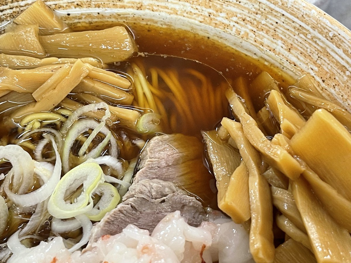 FATNao1's tweet photo. 出汁処覆麺智＠神保町
覆麺ラーメン正油‼️

デフォを食べたかった‼️

分厚い出汁にキレッキレの正油タレ‼️
平日喰らえないオイラにとって限定よりデフォルトなんです‼️
最強に旨い💯😋
最強に美味い💯😋

及川さんの元気なお顔を見れて良き‼️
ご馳走様でした😋😋😋 https://t.co/z8UQCUPgC5