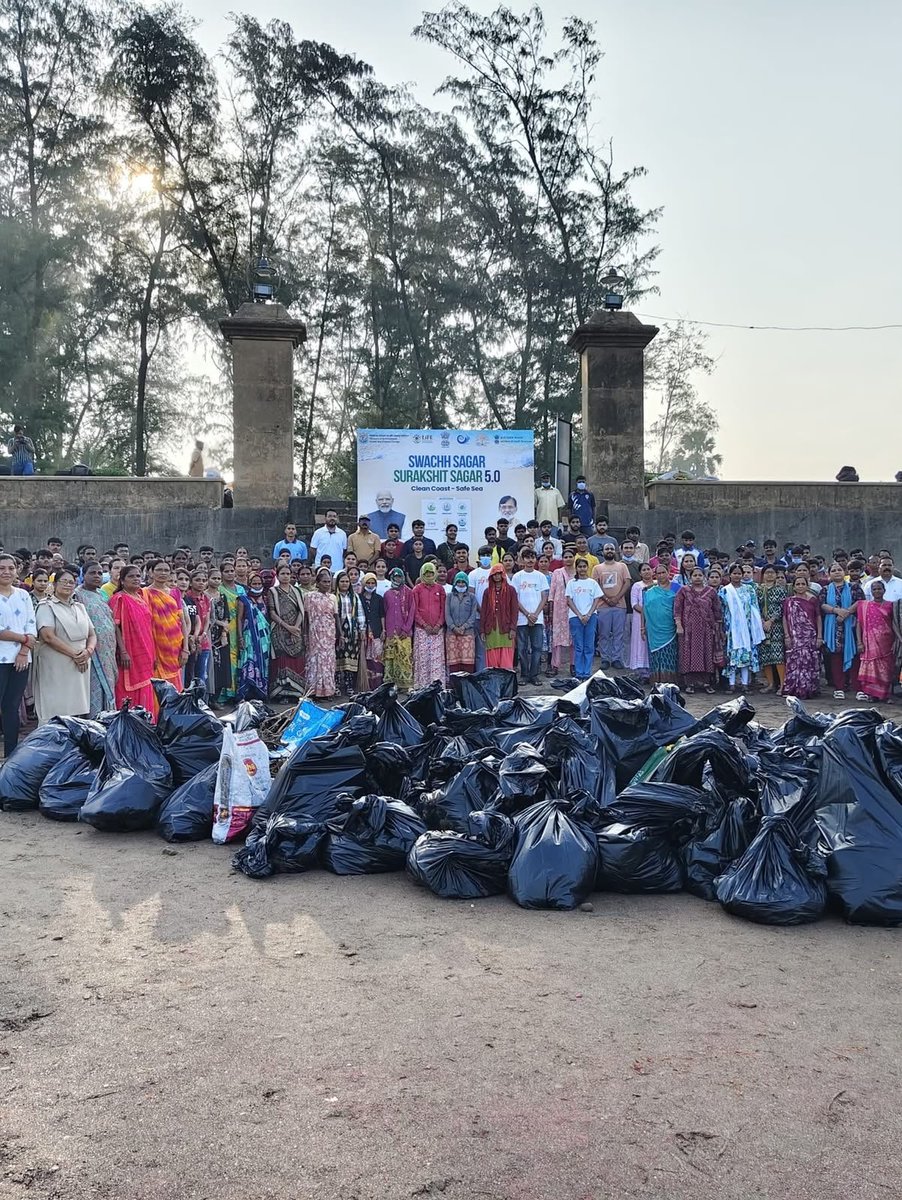 YASMinistry's tweet photo. Seva Bhav. Yuva Shakti. Nation Building. 🇮🇳

MY Bharat Daman, in collaboration with the Daman Administration, joined hands for a coastal cleanliness drive, reflecting the spirit of Seva, Swachhata, and community participation.

Through collective action, youth reaffirmed their commitment to Swachhata, responsible citizenship and community service, contributing towards a cleaner, stronger, and more inclusive India.

#MYBharat #SwachhSagar #SwachhSagarSurakshitSagar