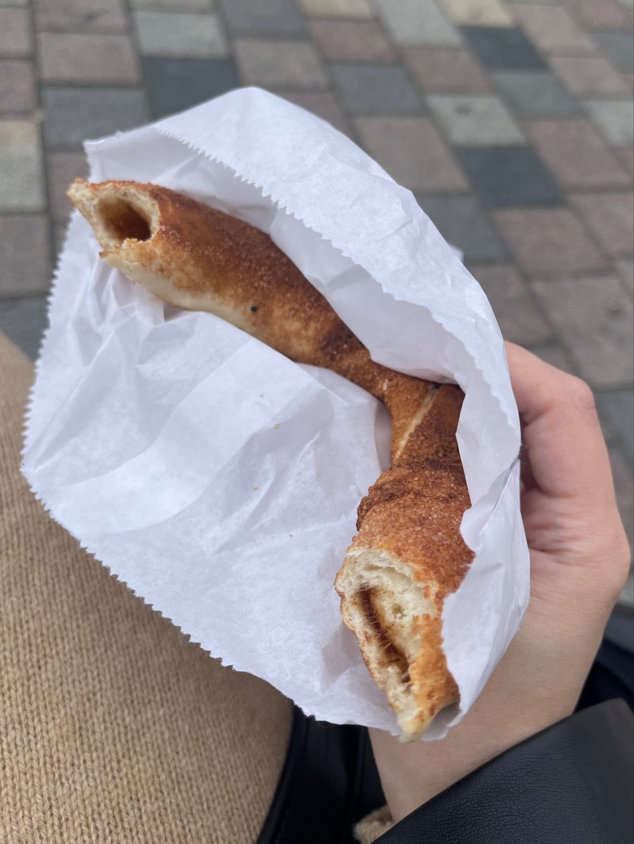 vialett's tweet photo. lunch!! cinnamon pastry from my fav bakery:) ~400kcal but it was WORTH IT https://t.co/mJNTen1pmh