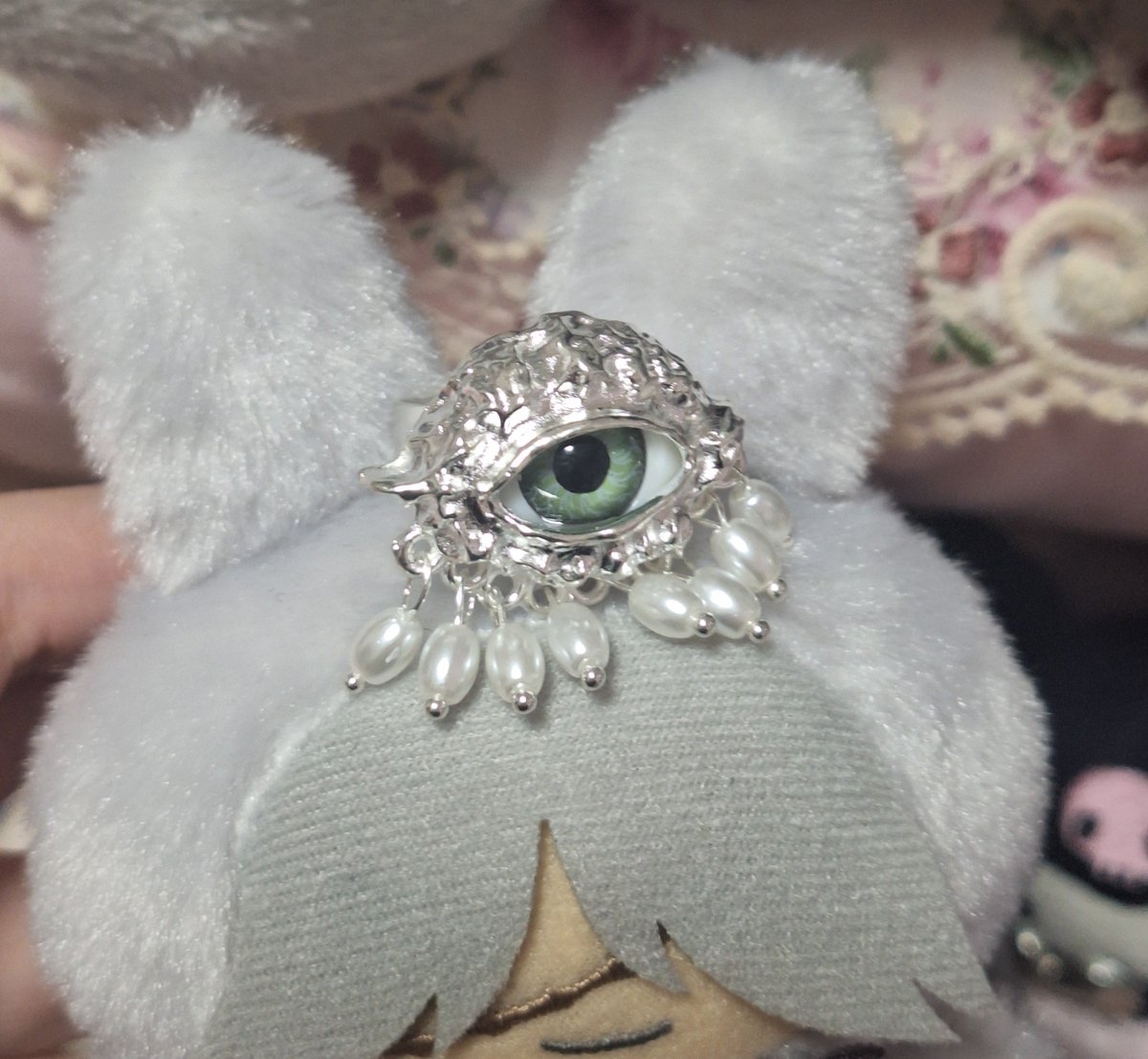 kipo1138017's tweet photo. 前注文した指輪届いた〜！- ̗̀🎁 ̖́-
ちゃんと目玉部分がリアルで嬉しい https://t.co/i2rbJaueow