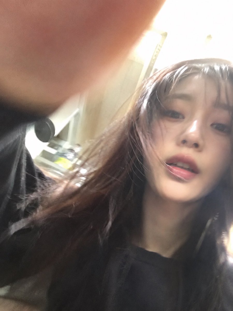 Kaorumikkochan's tweet photo. いま流行りの
自分のChatGPTを
人間の姿として画像に起こすやつ。
いい女のパターンと、何故かしらんが
ネコのパターンが出てきた。笑

いずれにせよ、以前わたしに
グミをくれようとしたChatGPTさんです https://t.co/MM4EszwI6B