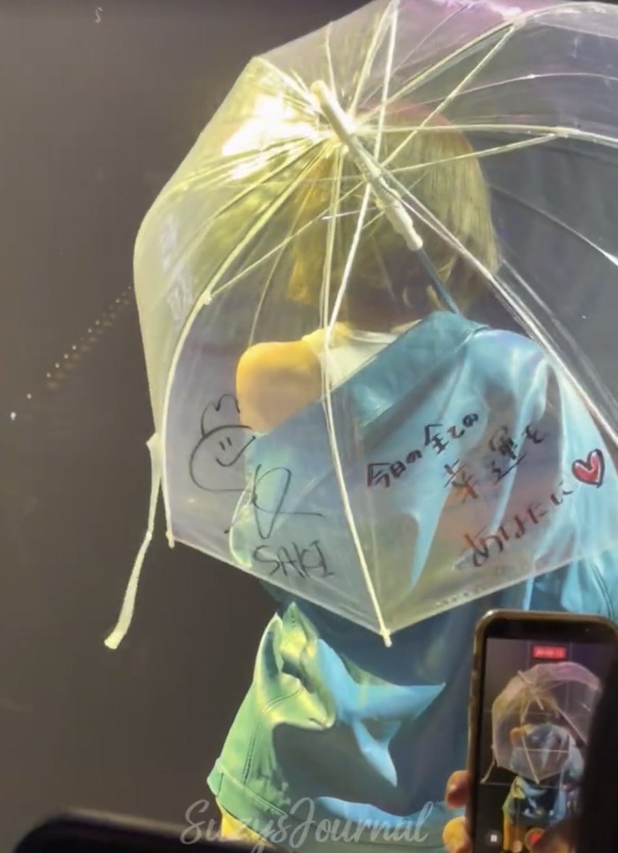 39liz's tweet photo. The umbrella is also autographed 
🥹🌸As always thoughtful Sakura

傘にまでちゃんとサインを入れてくれる咲ちゃん、優しい🥹🌸

今日の全ての
幸運を
あなたに❤️
(Wishing you all of today's good fortune ❤️)

The msg totally fits! 😭😆

CR:SuzysJournal https://t.co/uVXTVo0MQf