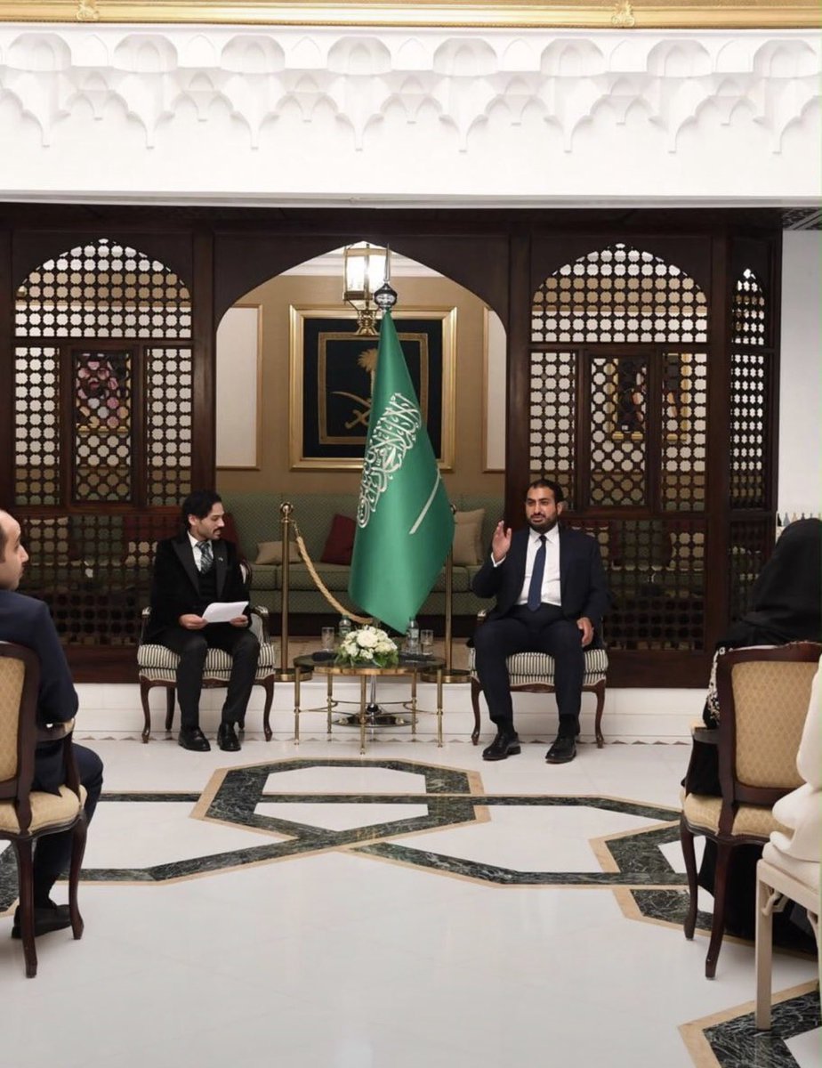 uksacborg's tweet photo. تتقدم الملحقية الثقافية بخالص الشكر والامتنان لصاحب السمو الملكي الأمير عبدالله بن خالد بن سلطان بن عبدالعزيز آل سعود سفير خادم الحرمين الشريفين لدى المملكة المتحدة على تشريفه صالون لندن الثقافي ضيفًا واستضافته الطلبة المبتعثين والمبتعثات المتطوعين ودعمه المستمر لأبنائنا وبناتنا. https://t.co/n4Ned25oJ2