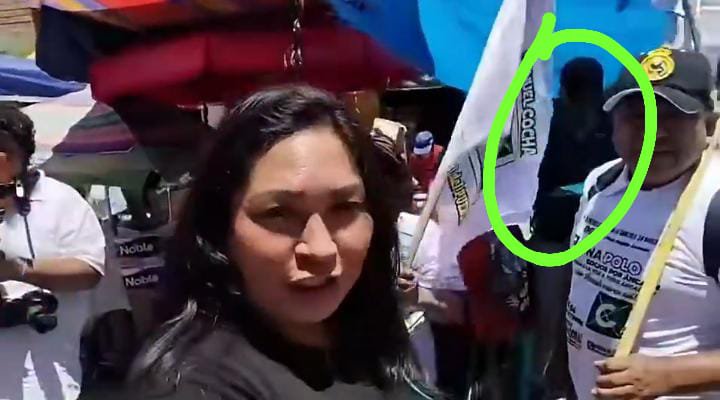 dally9163's tweet photo. @luscarito @ALECMORRIScr7 No, creo que fue desde donde venía la carabana, la señora de pantalón burdeo mira hacia atrás, hace una seña y se produce el disparo, que es hacia donde el señor de casaca negra se dirigió pero estuvo un rato adelante con la chinita como midiendo ángulos https://t.co/kIcJMbvK6S