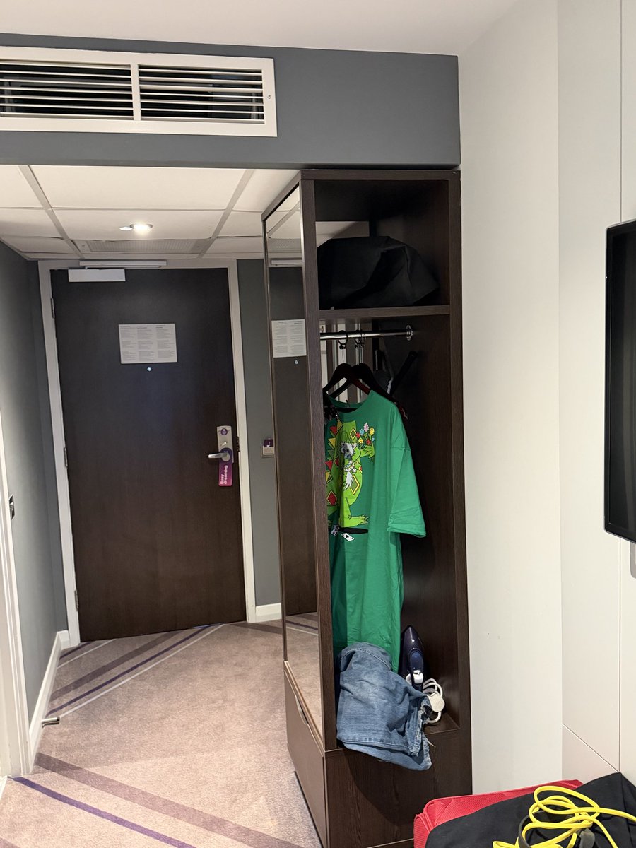 cookieadz's tweet photo. When you in a hotel in Glasgow only one thing todo dance around why getting ready listening to the best breakfast show @gradowrestling  @HeartScotland https://t.co/sCopODtB6N