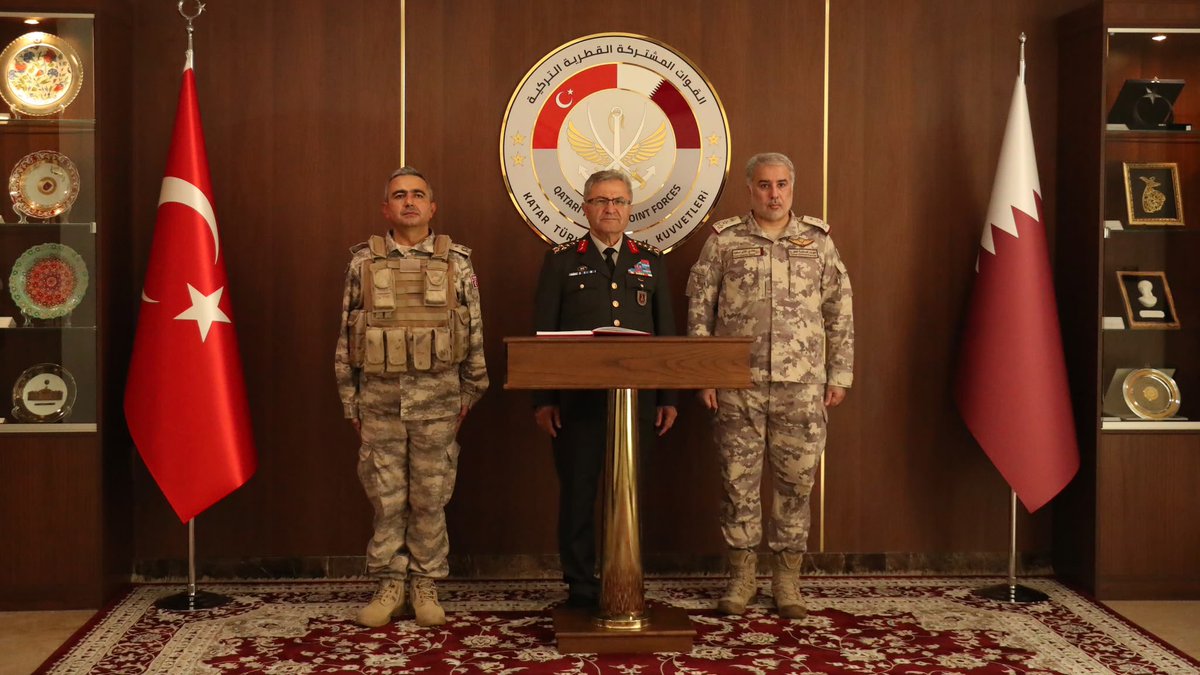 MOD_Qatar's tweet photo. قائد القوات البرية التركية يزور القوات البرية الأميرية القطرية والقوات المشتركة القطرية التركية

قام سعادة الفريق أول متين توكيل قائد القوات البرية التركية، بزيارة إلى القوات البرية الأميرية القطرية والقوات المشتركة القطرية التركية، حيث التقى كلاً من اللواء الركن جاسم علي العطية قائد القوات البرية الأميرية القطرية، والعميد الركن هادي غانم الخيارين قائد القوات المشتركة القطرية التركية .

جرى خلال اللقاءين مناقشة عدد من المواضيع ذات الاهتمام المشترك بين الجانبين، وسبل تعزيزها وتطويرها.

حضر اللقاءين عدد من كبار الضباط من الجانبين.