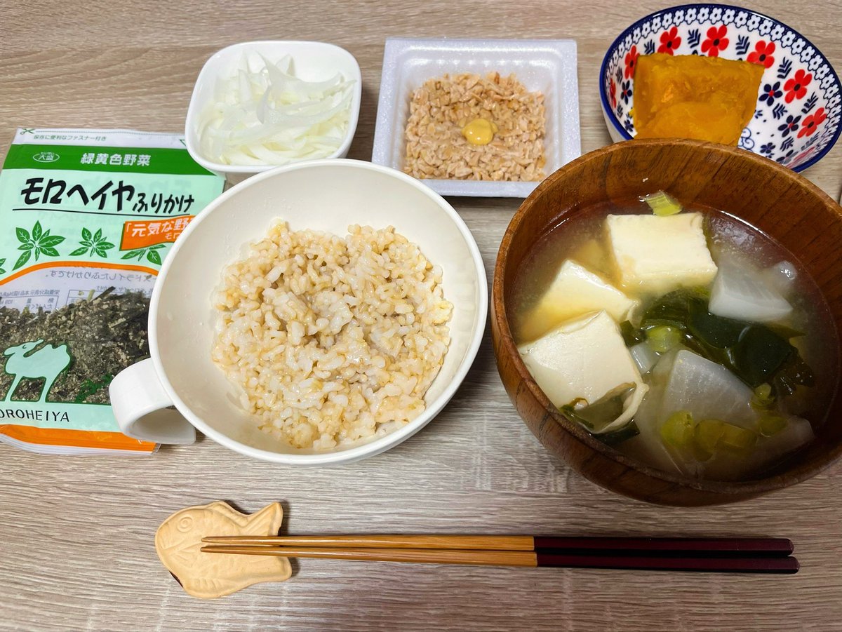 tkjrwh's tweet photo. 今日も筋トレ頑張ったーーー💪

もう17時だけど
私にとっての朝ごはん🍚

玄米うめぇ！玄米うめぇよ！

気がついたら今日ヴィーガンやんけ！

外が台風で引きこもってるのってなんだかすごくワクワクする(ง  ᵕωᵕ)ว♪ https://t.co/sgff43sIjE