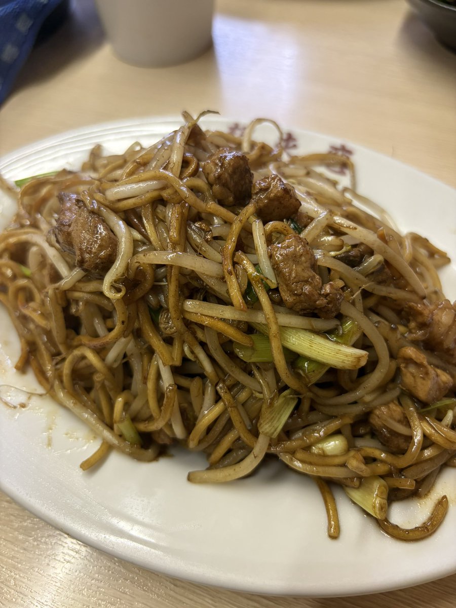 Goeji32's tweet photo. 今日のお昼は、日田焼きそば！
想夫恋本店で食べました。太麺ながら、カリカリなところがあり、濃いソースが絡んで激ウマでした。肉も食べ応えあり。十数年前に別のところで食べたときはピンと来なかったんだけど、今回は美味しすぎてビックリ！ https://t.co/dqAVN23I6A