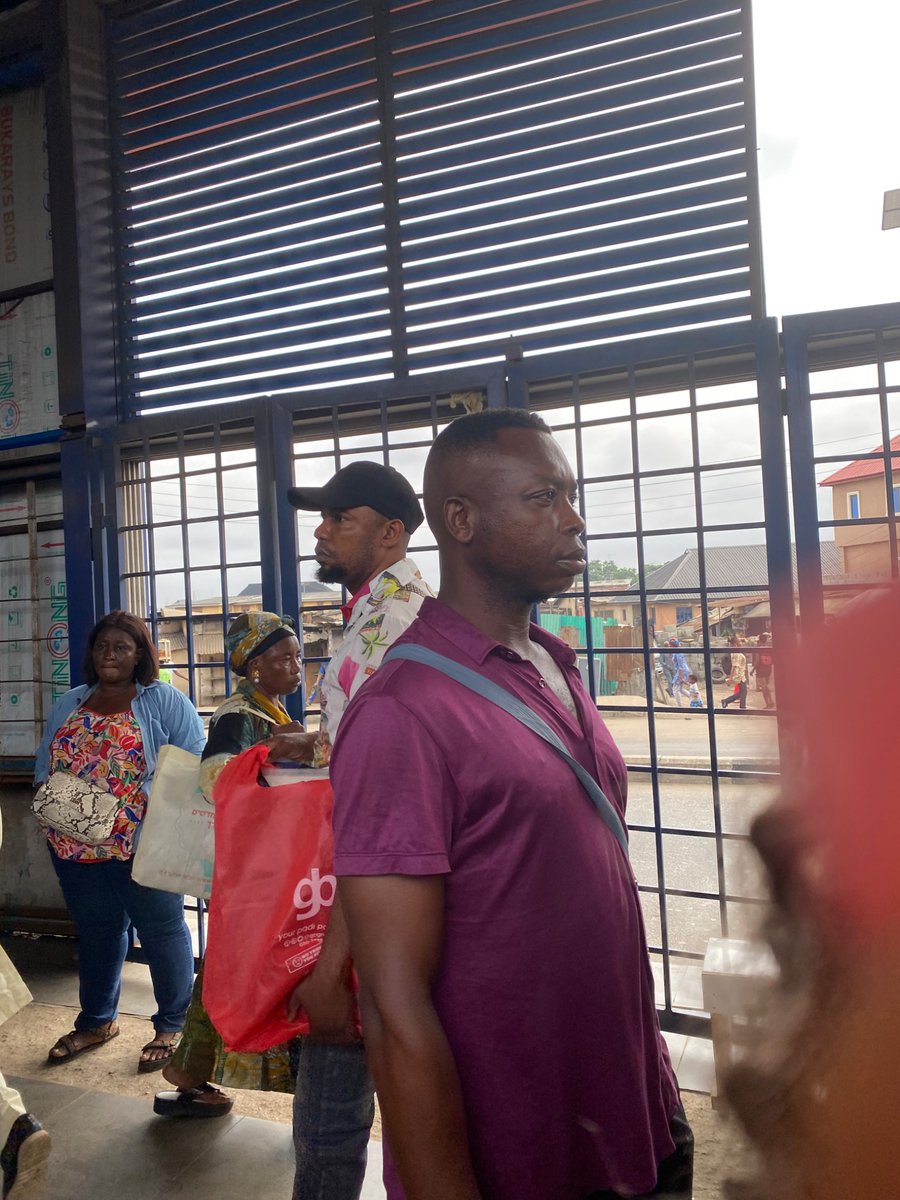 Olowo_Temi's tweet photo. This useless man sexually harassed me this morning at iyana Ipaja bus stop. I'm so livid people are stopping me from really hurting him https://t.co/MANQ6wufGB