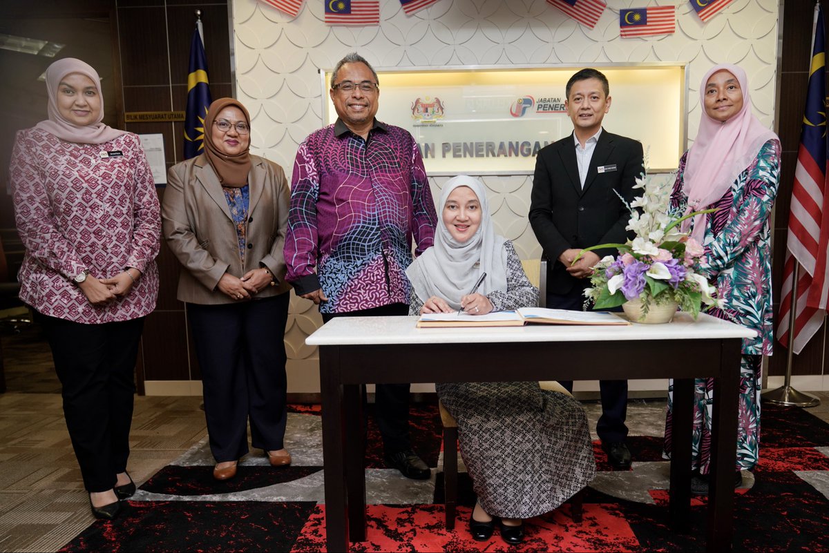 erwinkhairulahm's tweet photo. Sebentar tadi saya menerima Kunjungan Hormat Presiden Tribunal Anti Buli (TAB), Puan Nurul Husna Awang. JAPEN bersedia menjalin kerjasama strategik dengan TAB bagi memperkenalkan Akta Antibuli 2026 (Akta 876) menerusi hebahan di lapangan dan media sosial. https://t.co/8yyXtp24Pd