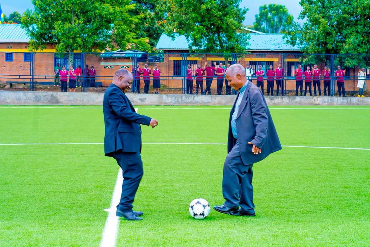 Fr_Ramon_K_TVET's tweet photo. @KabgayiOf @RuhengeriDioces @Muhangadis @MusanzeDistrict @DOCICO_CEPR Mu mikino ibanza Diyosezi ya @KabgayiOf yari yatsinze iya @RuhengeriDioces muri Volleyball no muri Basketball, Ruhengeri nayo iyitsinda mu mupira w'amaguru. Uyu munsi se biri burangire bite? Ntucikwe! https://t.co/SsYXuj9El9