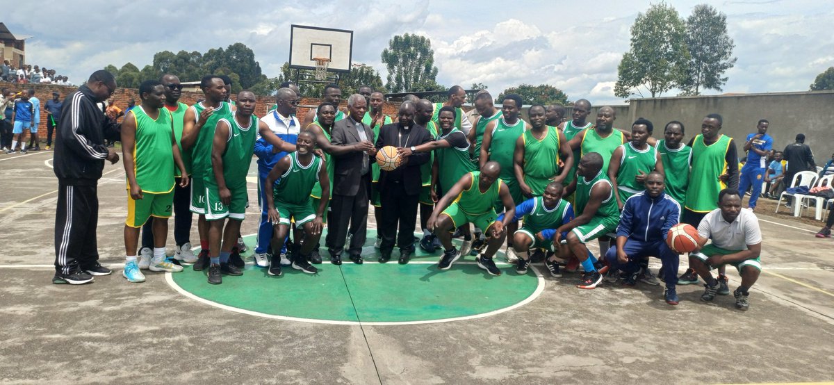 Fr_Ramon_K_TVET's tweet photo. @KabgayiOf @RuhengeriDioces @Muhangadis @MusanzeDistrict @DOCICO_CEPR Mu mikino ibanza Diyosezi ya @KabgayiOf yari yatsinze iya @RuhengeriDioces muri Volleyball no muri Basketball, Ruhengeri nayo iyitsinda mu mupira w'amaguru. Uyu munsi se biri burangire bite? Ntucikwe! https://t.co/SsYXuj9El9