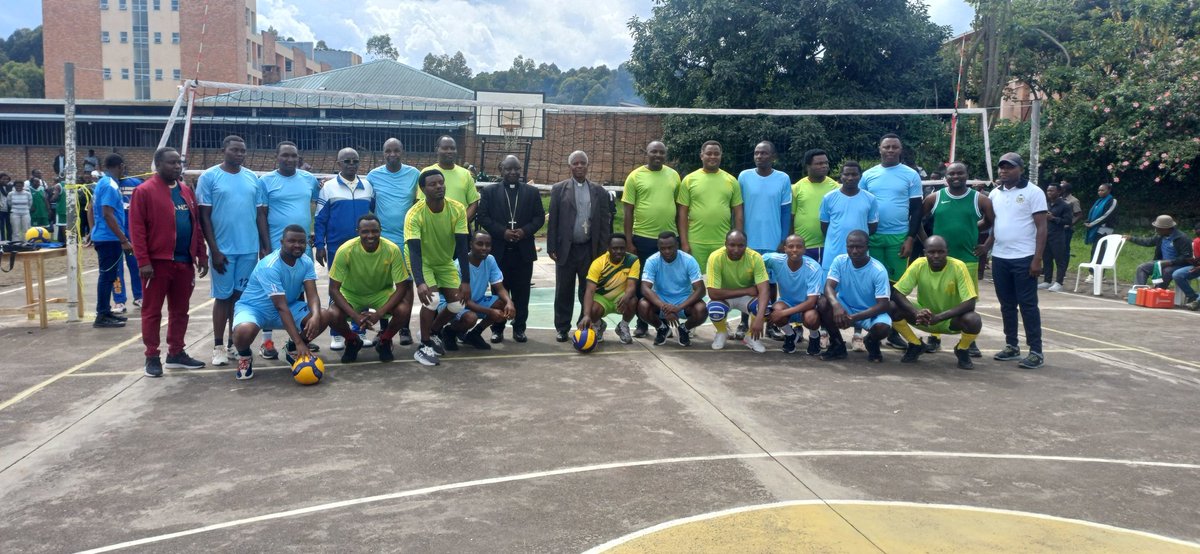 Fr_Ramon_K_TVET's tweet photo. @KabgayiOf @RuhengeriDioces @Muhangadis @MusanzeDistrict @DOCICO_CEPR Mu mikino ibanza Diyosezi ya @KabgayiOf yari yatsinze iya @RuhengeriDioces muri Volleyball no muri Basketball, Ruhengeri nayo iyitsinda mu mupira w'amaguru. Uyu munsi se biri burangire bite? Ntucikwe! https://t.co/SsYXuj9El9