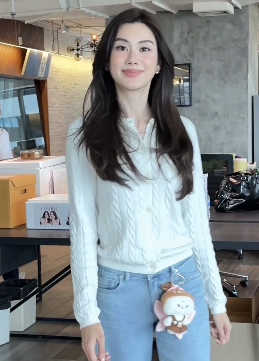 bae_baeLM's tweet photo. ล่ะเข้าใจยังทะไมถึงเป็นลีน่าหมิวอ่ะ พี่ลีน่าห้อยลูกที่หูเกง เหมือนพ่อฉันห้อยกุญแจรถเหน็บโทรศัพท์ที่เอวมาก 555555555555 https://t.co/LabyDK0m2t