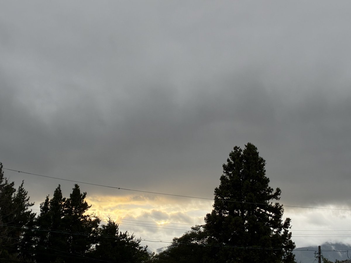 gakupyon2020's tweet photo. #マジカワ　#イマソラ　雲☁️が低く垂れこめている夕空に、ちょっとだけ明るさが見えました。先週のEVERGREEN CAMP、昨年どうしても行けなかったのでメチャクチャ楽しみでした。 #天々高々 に大いに盛り上がり、 #GLIMSPANKY もさすがのクオリティー！特番の放送も楽しみ😸&amp;新さん、お疲れ様でした。 https://t.co/zV5jlCOeME
