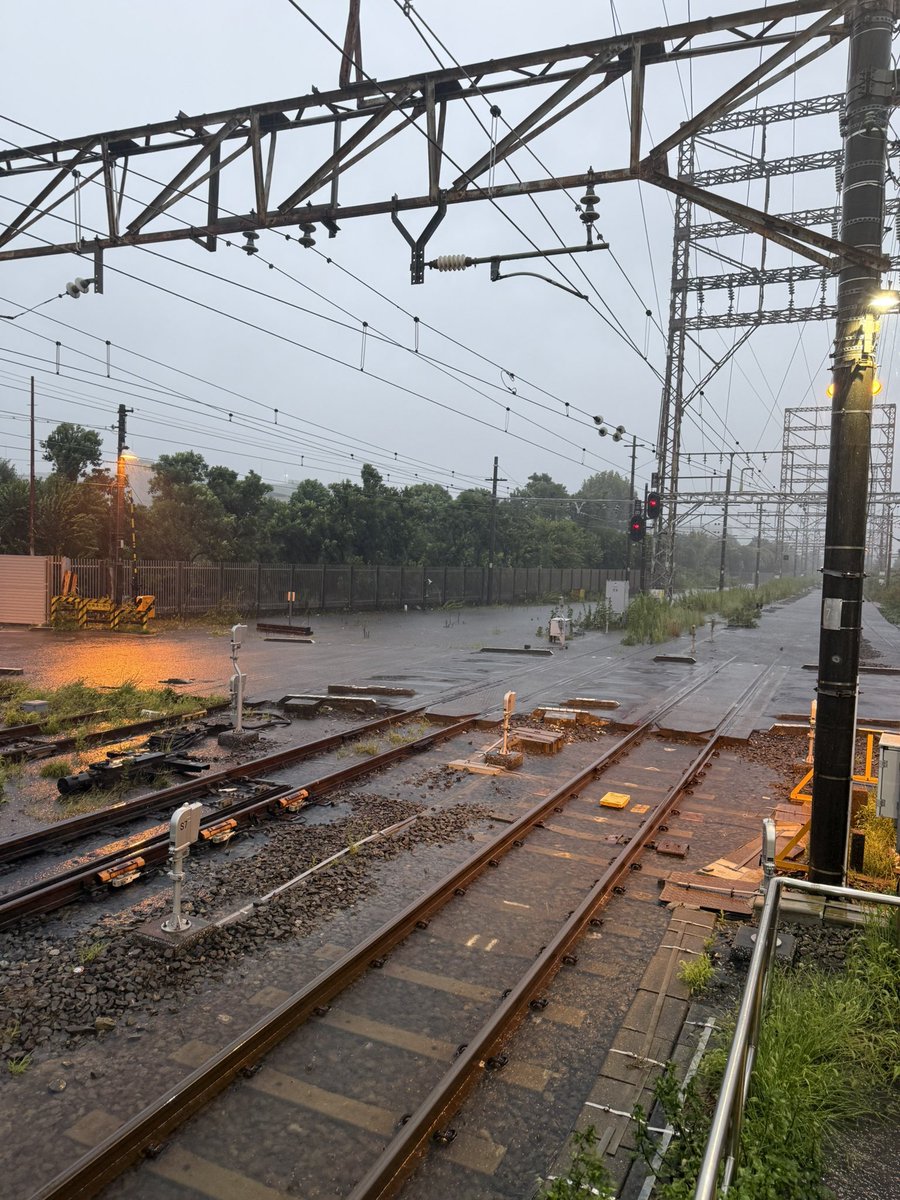 nahahama4's tweet photo. 鶴見線、線路冠水。
しばらく運転再開はできなそうな状況。 https://t.co/lIuWt9aaic