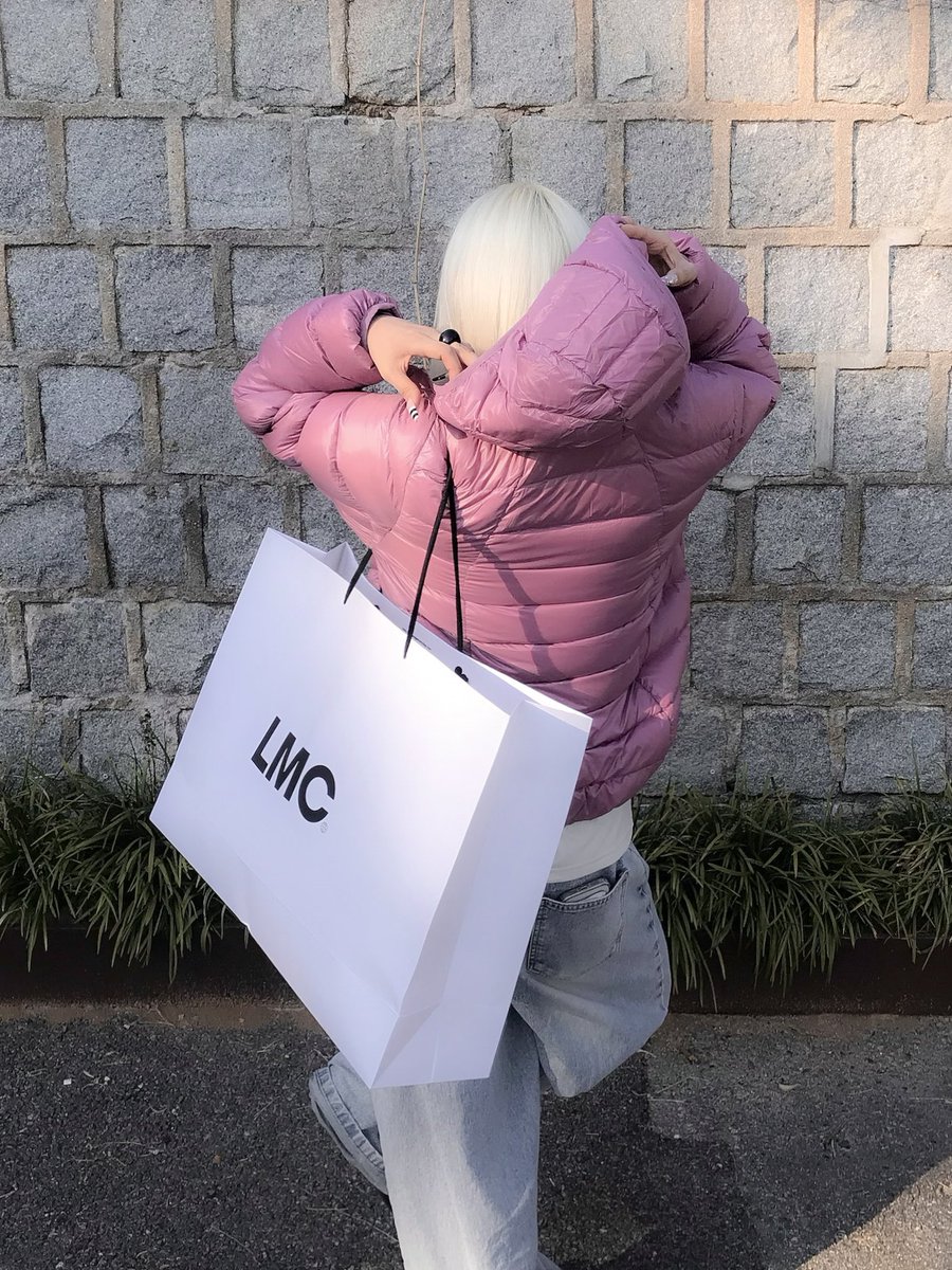 g2ozip's tweet photo. #광고 #RT #RT이벤트 
👉🏻 RT추첨 세 분께 LMC 걸스 티셔츠 보내드립니다!

👚 LMC x 규린 (@ kyurln)
★★ 윈터 콜라보 기념 UP TO 할인 20% 
+ 추가 10% 할인 혜택
👱🏻‍♀️ 기획전 상품 구매 선착순 ‘LMC PIN BADGE’ 증정 + 무료반품 혜택까지!

핑크 패딩의 등장...🍬
색도 너무 아름답다네요 👩🏻‍❤️‍💋‍👩🏼

🔗 https://t.co/jrj0h9A25l