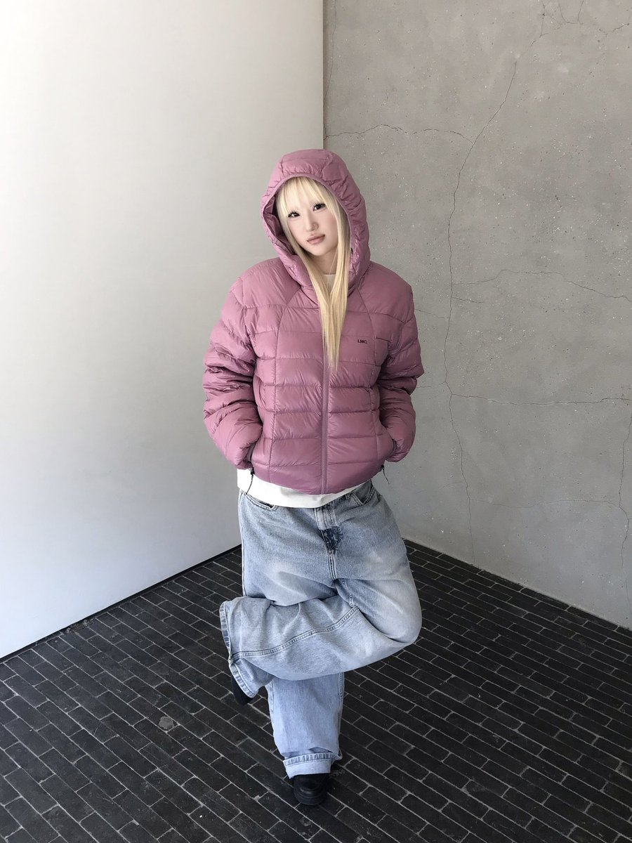 g2ozip's tweet photo. #광고 #RT #RT이벤트 
👉🏻 RT추첨 세 분께 LMC 걸스 티셔츠 보내드립니다!

👚 LMC x 규린 (@ kyurln)
★★ 윈터 콜라보 기념 UP TO 할인 20% 
+ 추가 10% 할인 혜택
👱🏻‍♀️ 기획전 상품 구매 선착순 ‘LMC PIN BADGE’ 증정 + 무료반품 혜택까지!

핑크 패딩의 등장...🍬
색도 너무 아름답다네요 👩🏻‍❤️‍💋‍👩🏼

🔗 https://t.co/jrj0h9A25l