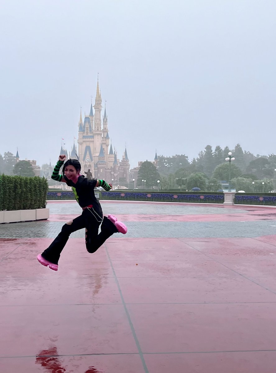 TURUE75's tweet photo. 台風ディズニー🌀☔️
もはや一周まわって楽しすぎる🕺🏻

ここからは台風フェス開催じゃい！🌪️

#Dハロ仮装2026 https://t.co/iEjKyaB6AT