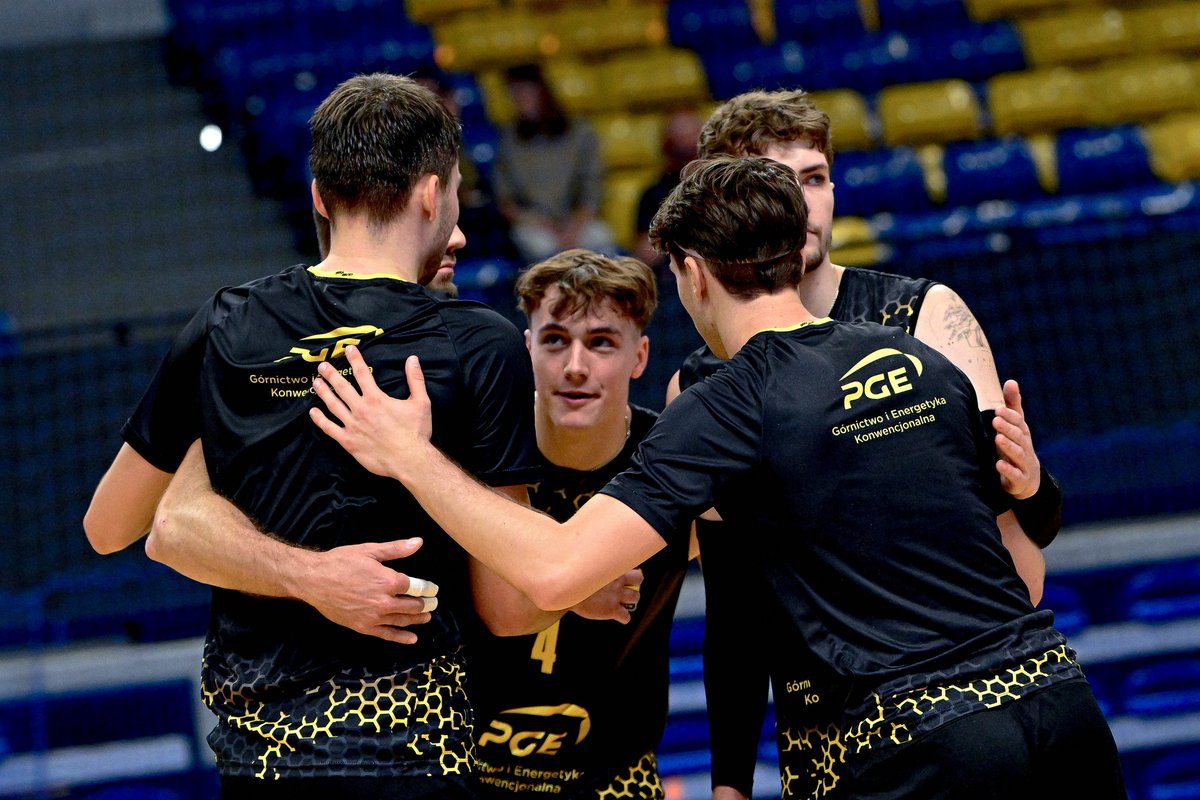 _SkraBelchatow_'s tweet photo. 4:0? To teraz jeszcze raz — ale na zdjęciach 🔥📸 

Wpadnijcie na naszą stronę i zobaczcie fotogalerię z sobotniego sparingu 📲 https://t.co/4jOSZrljr2

_____________
PGE GiEK Skra Bełchatów rekomenduje kolekcję siatkarską Teamwear 4F   ➡️ https://t.co/RS755Qopr3 
#4F #4Fteam #4FPoland #4FPolska