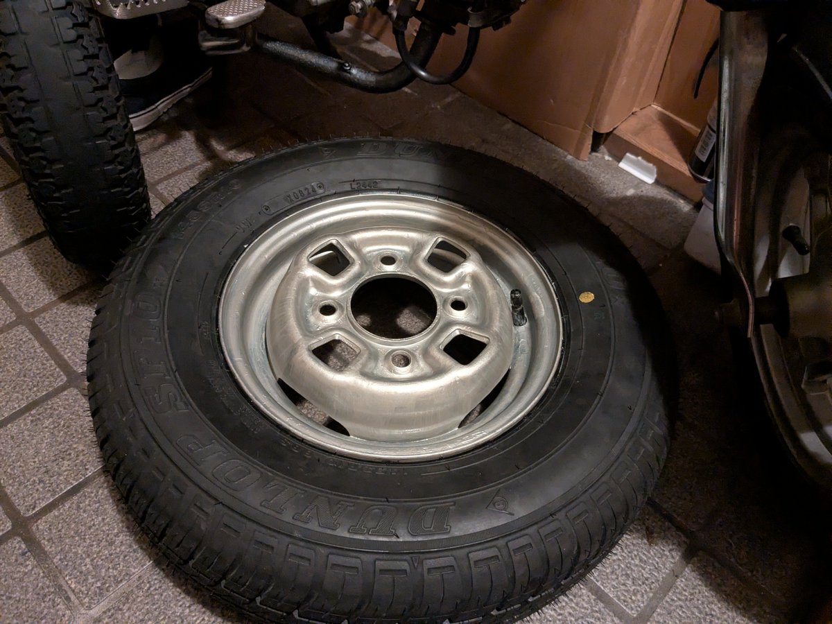 SnailOnWheel's tweet photo. ホイールは割れてなくて歪んでなくて錆びてなければいいや！の精神でサビキラーをはけ塗り（雑 https://t.co/oWaYK2PQtR